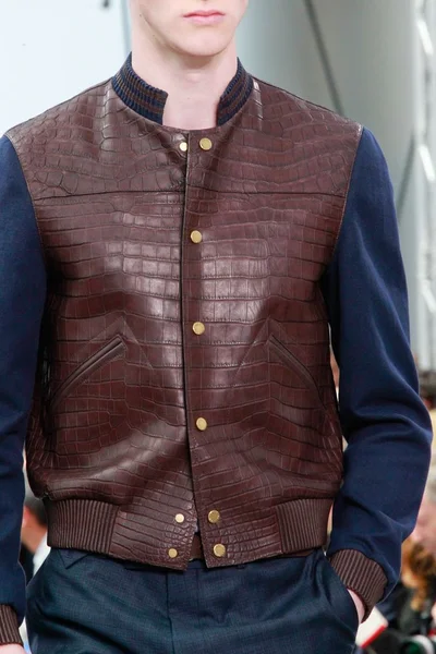 Look 16